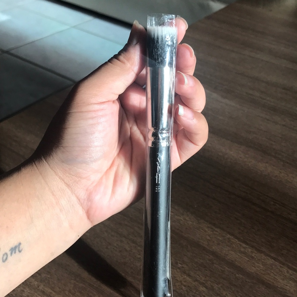 MAC #130 short duo fibre brush🖤